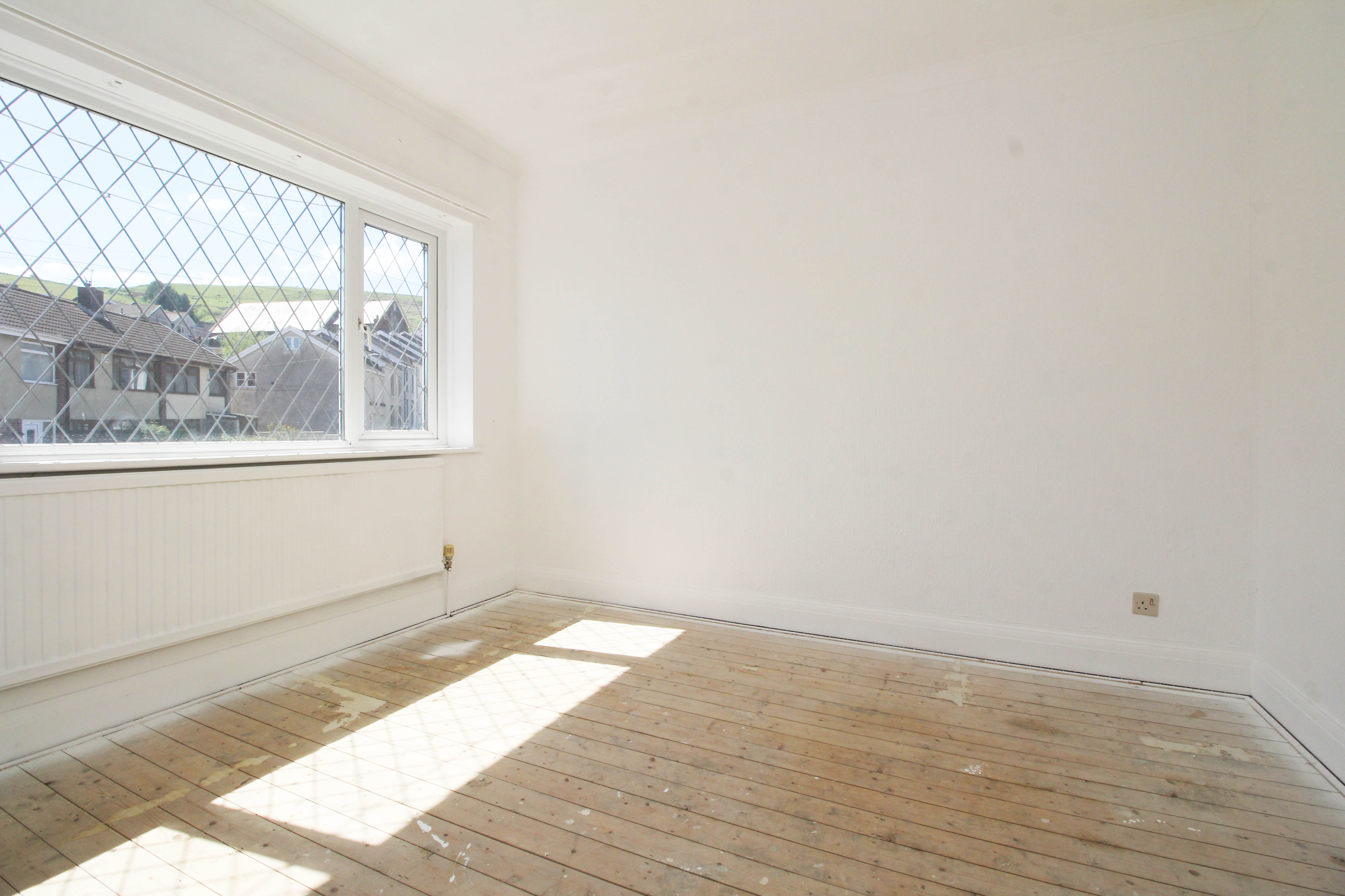 Oakdale Road, Tonypandy CF40 1RS  Interior