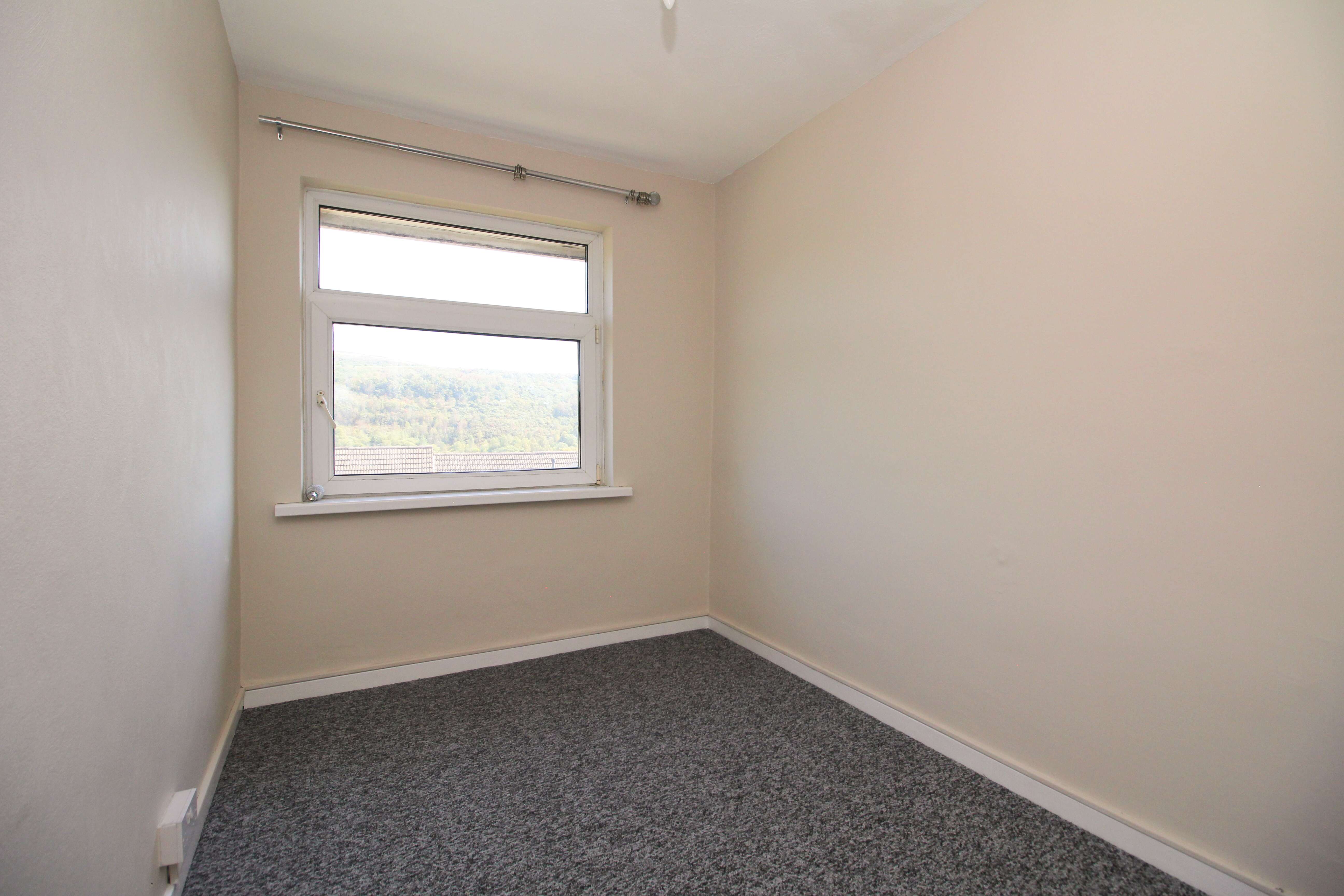 Dan y Cribyn, Ynysybwl CF37 3EU  Interior