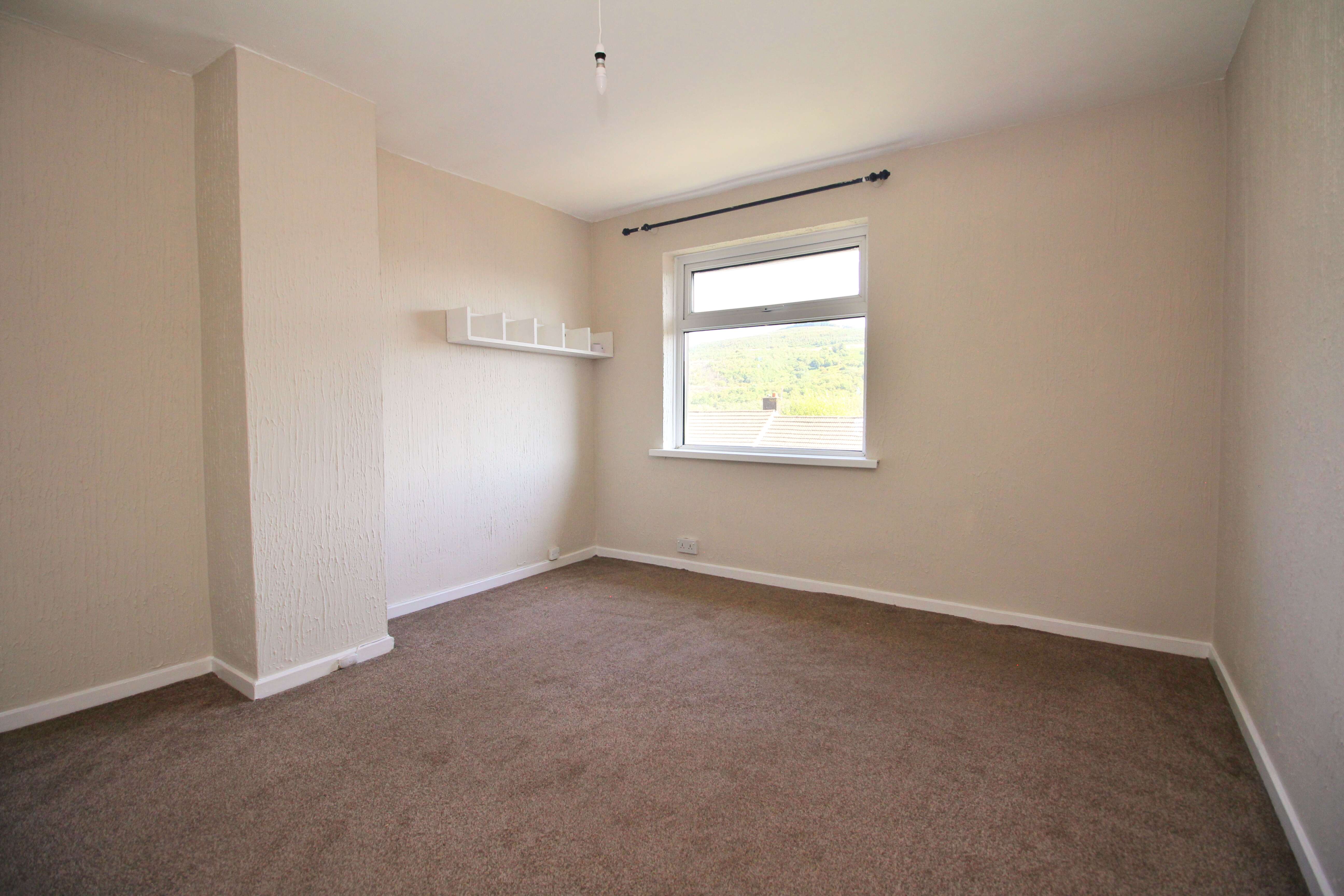 Dan y Cribyn, Ynysybwl CF37 3EU  Interior